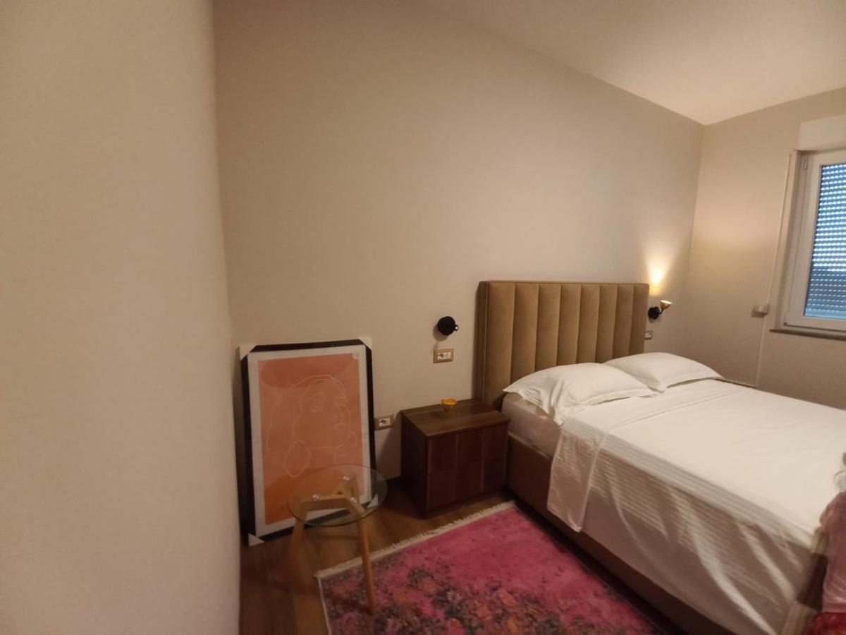 Penthouse Rooms & Aparts Tirana Esterno foto