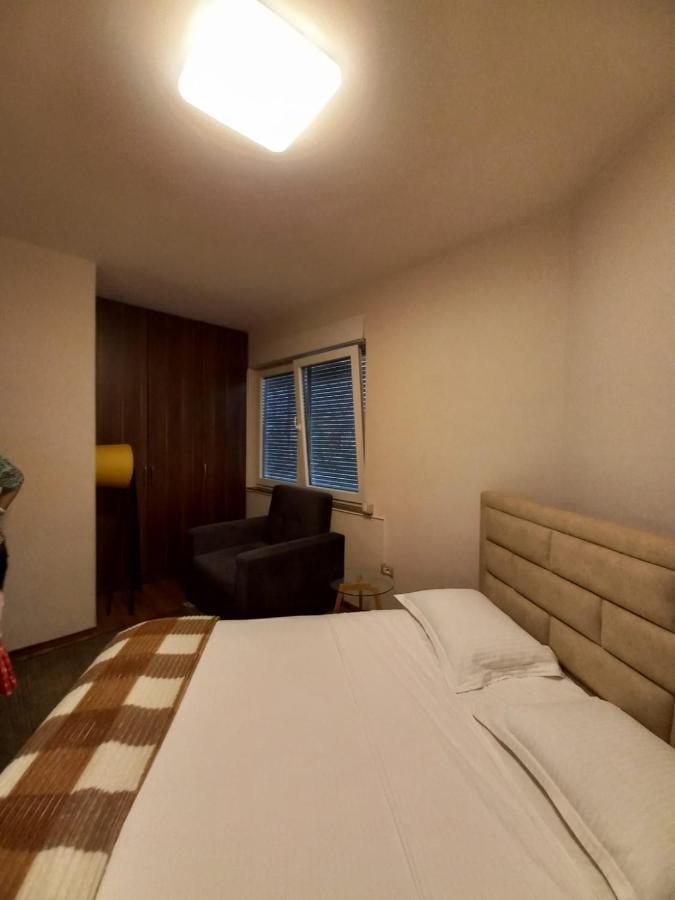 Penthouse Rooms & Aparts Tirana Esterno foto