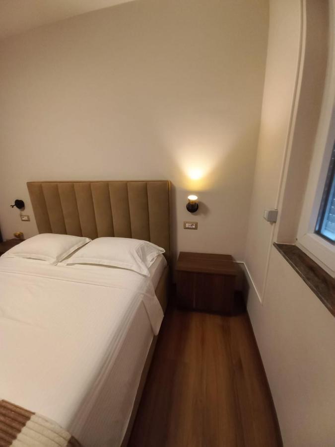 Penthouse Rooms & Aparts Tirana Esterno foto