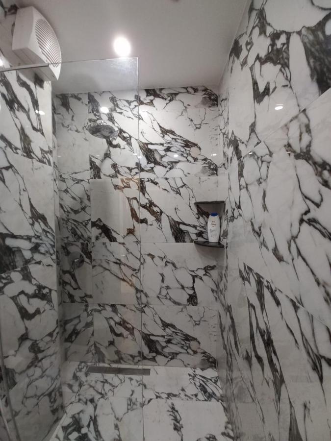 Penthouse Rooms & Aparts Tirana Esterno foto
