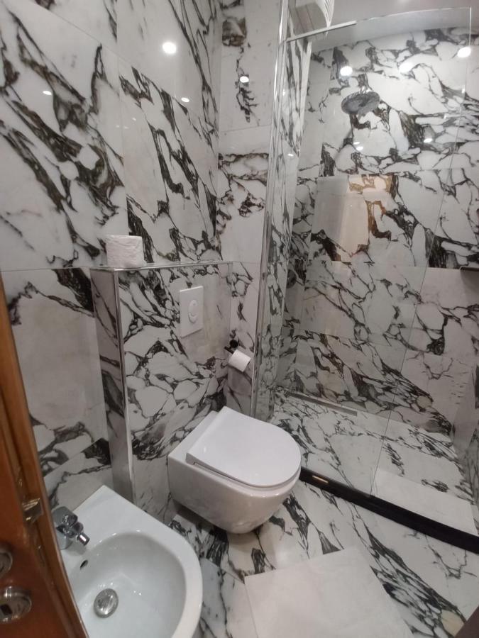 Penthouse Rooms & Aparts Tirana Esterno foto