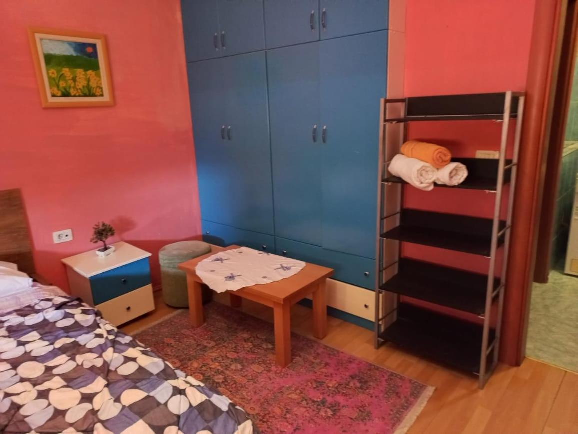 Penthouse Rooms & Aparts Tirana Esterno foto