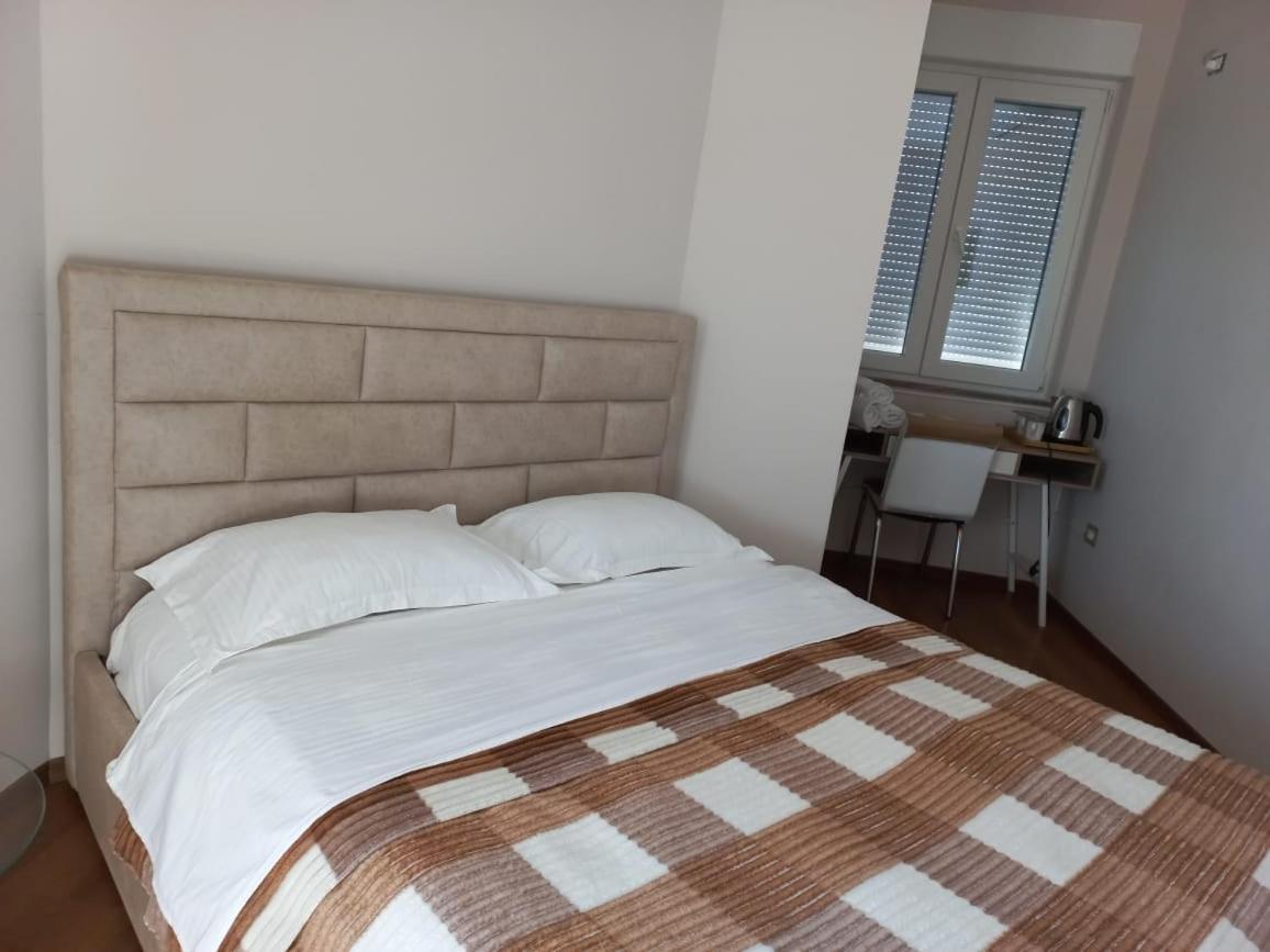 Penthouse Rooms & Aparts Tirana Esterno foto