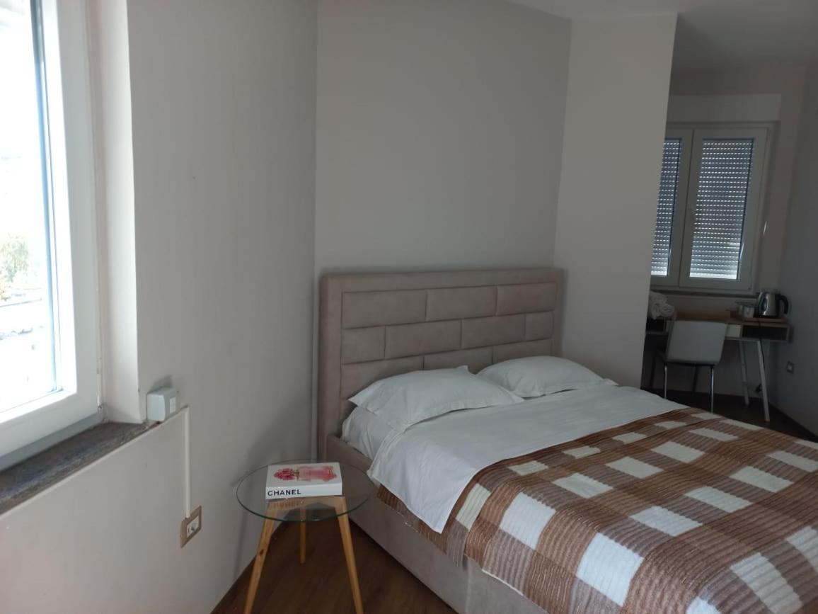 Penthouse Rooms & Aparts Tirana Esterno foto