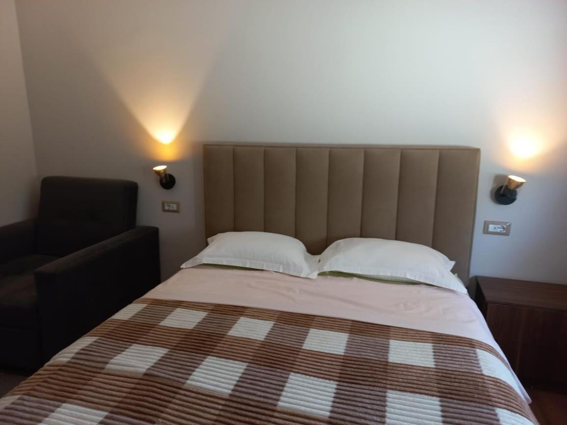 Penthouse Rooms & Aparts Tirana Esterno foto