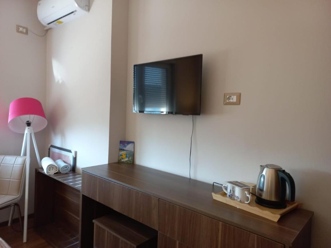 Penthouse Rooms & Aparts Tirana Esterno foto
