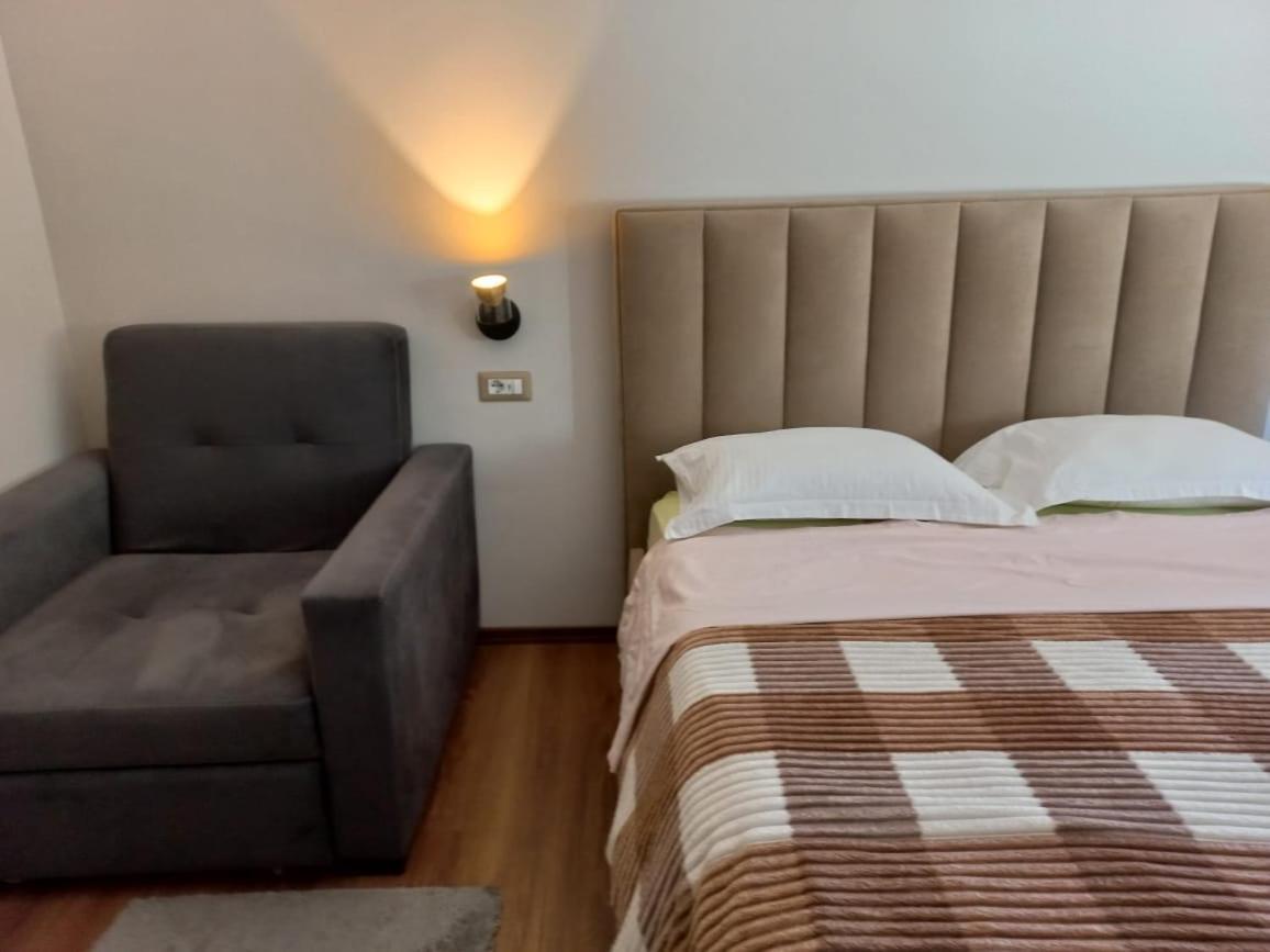 Penthouse Rooms & Aparts Tirana Esterno foto