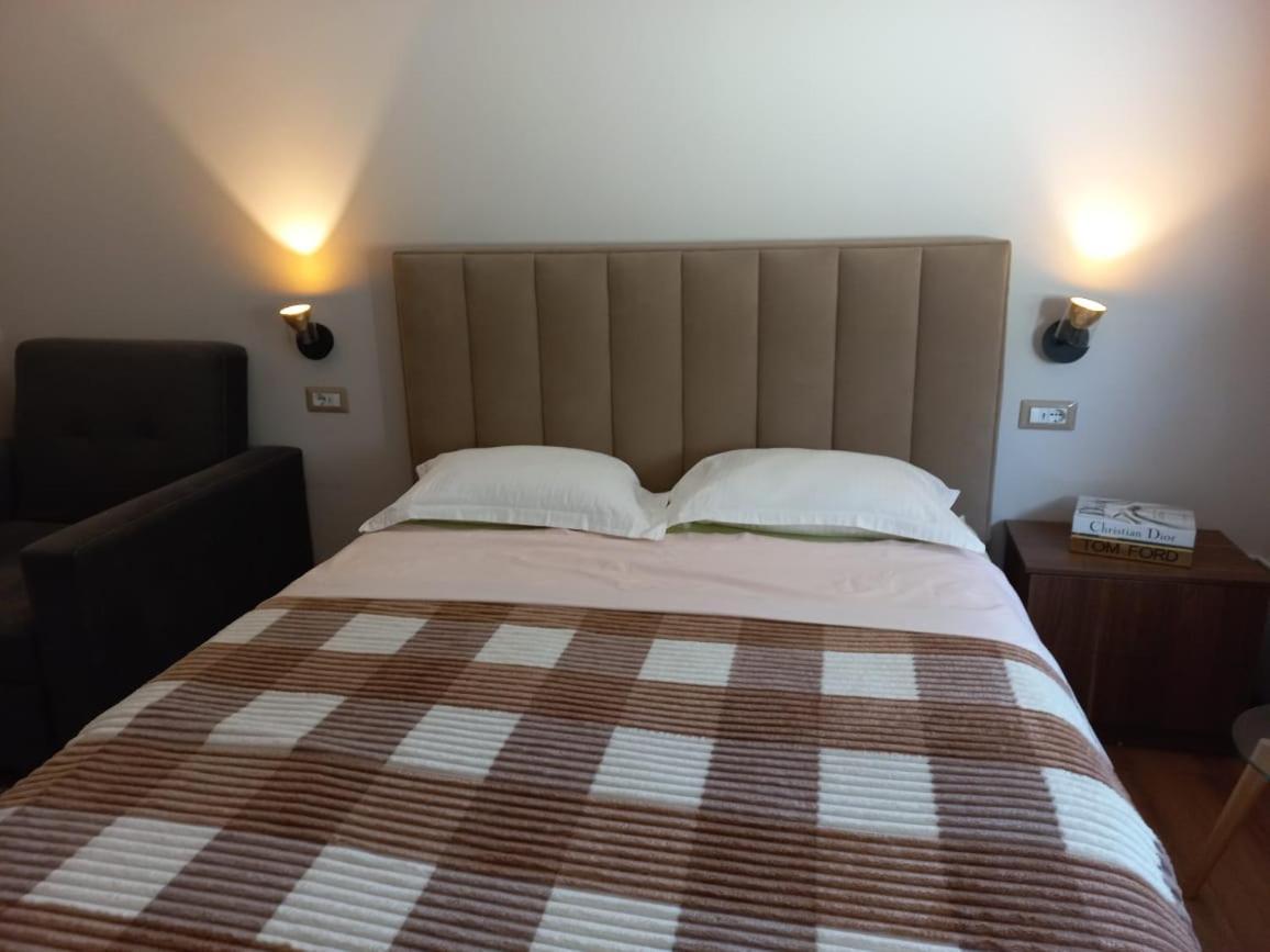 Penthouse Rooms & Aparts Tirana Esterno foto