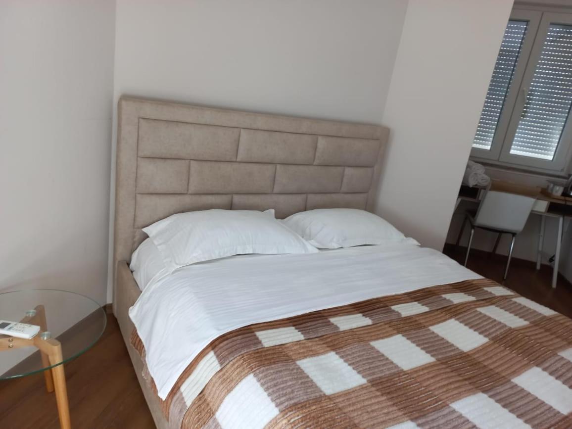 Penthouse Rooms & Aparts Tirana Esterno foto